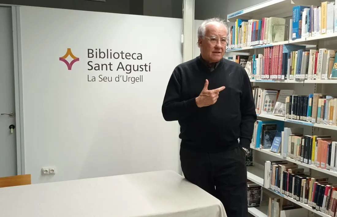 Ricard Lobo, presentant la mostra. 