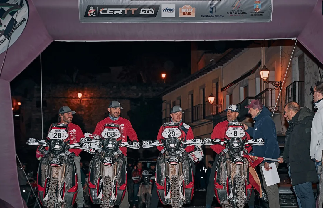 Cristian España, amb el seu equip.