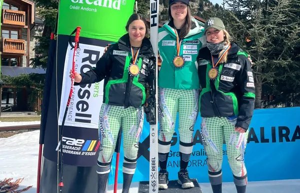 p. 61 El podi NC femení primera foto central, amb Íria Medina, Carlota Comellas i Isabella Pérez foto fae.