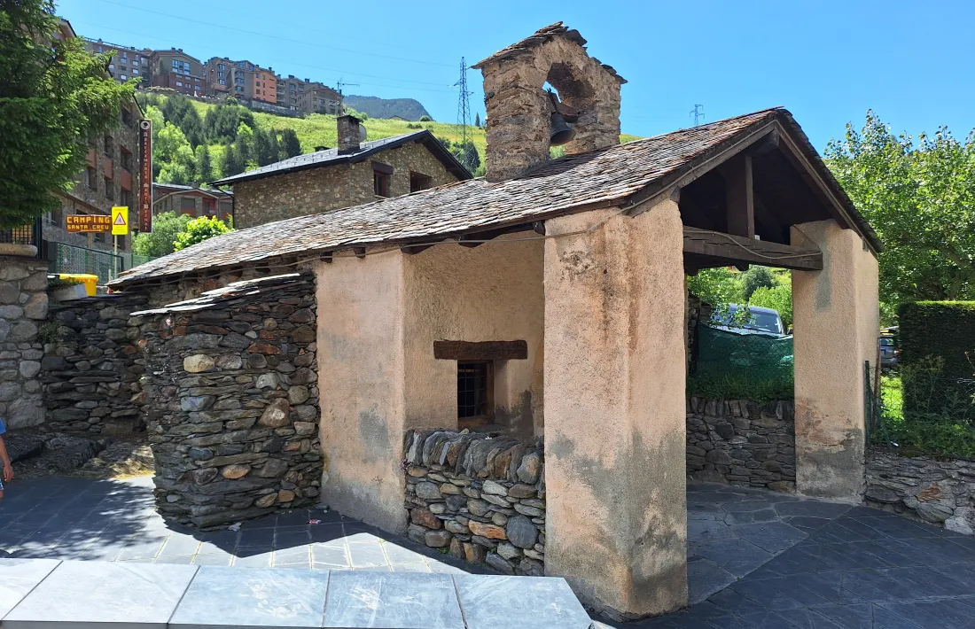 Prop de la capella de la Santa Creu s'aixecava la forca on va ser penjada Joana Tomassa.