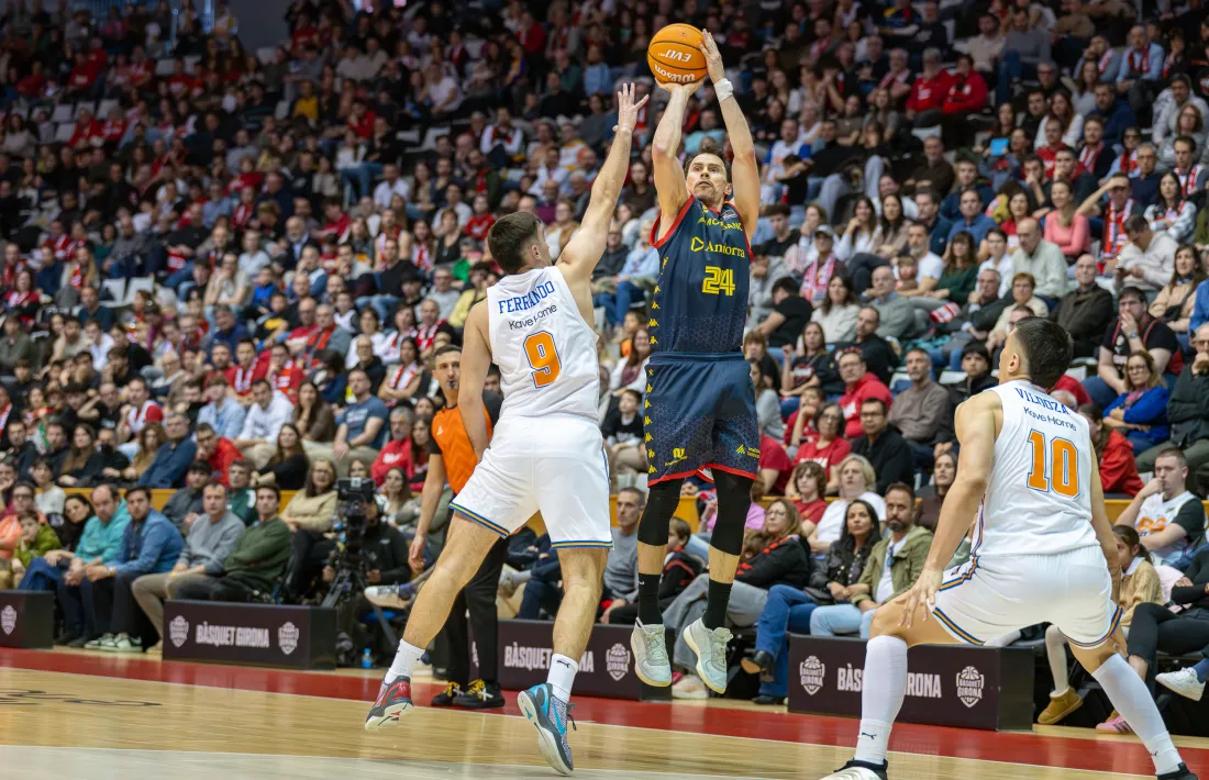 Kuric, un dels més inspirats des del joc exterior, va anotar el seu triple número 100 amb el MoraBanc.