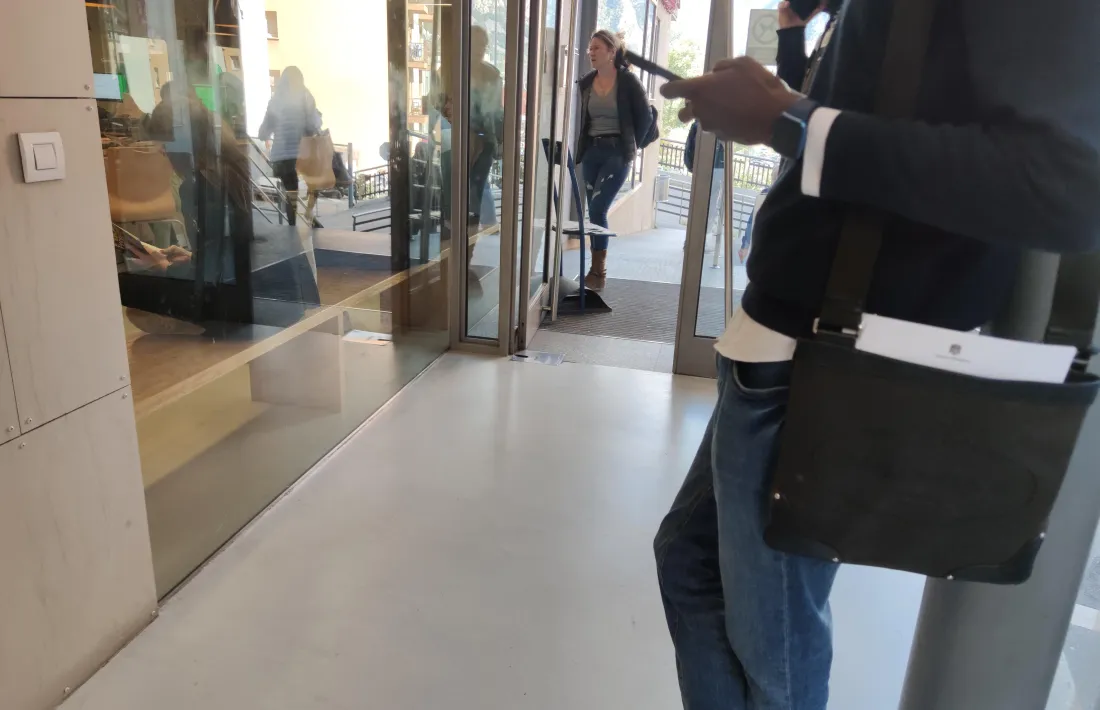 Una persona esperant per ser atesa al Servei d’Immigració.