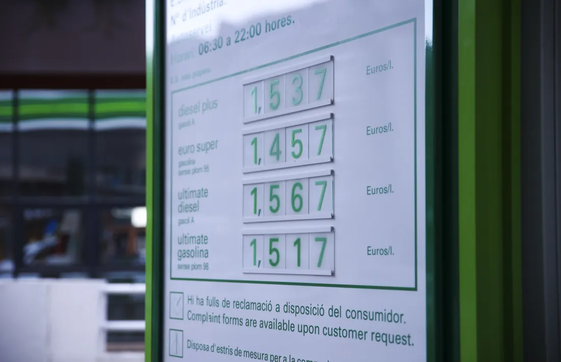 Un cartell en una estació de servei anunciant uns preus elevats, però no tant com al 2022.