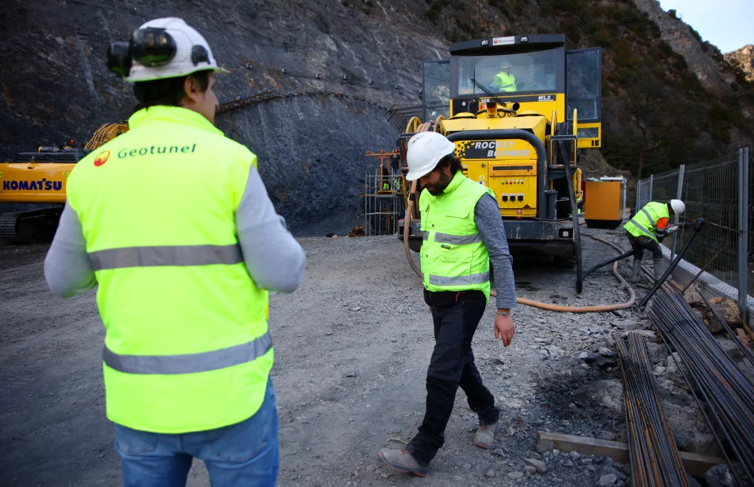 La màquina ja està llesta per a començar el treball i iniciar la perforació del túnel de Rocafort.
