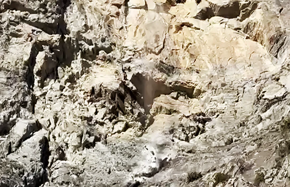  Els tècnics van sanejar una pedra per millorar la seguretat.