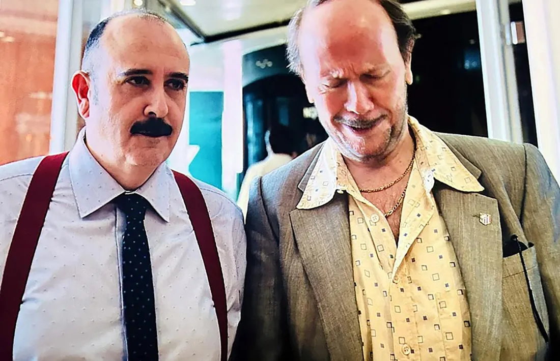 Carlos Areces, a l'esquerra, és Pelayo, l'assessor àulic del líder de NOX a 'Torrente Presidente'.