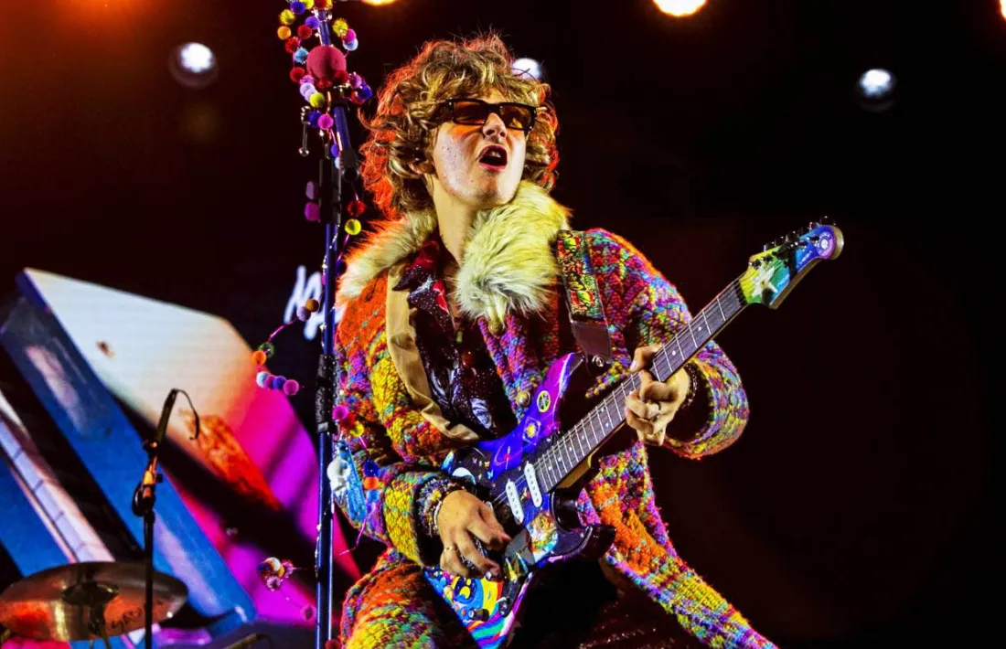 Primer escriu les cançons en anglès i és després que les tradueix al català.