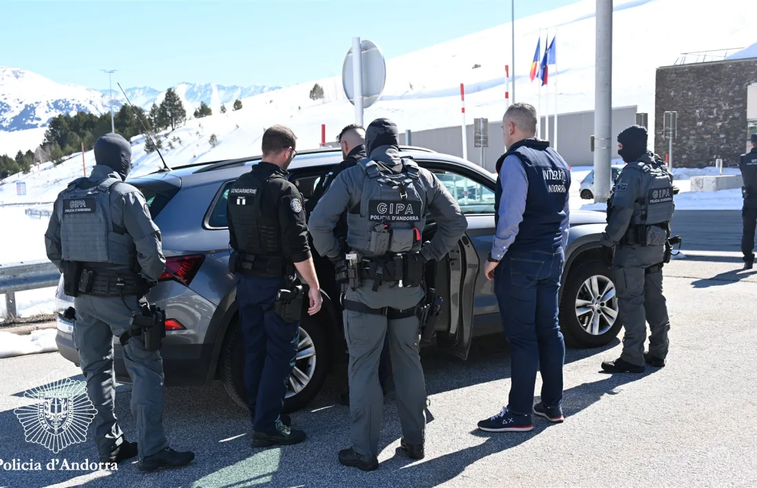 Moment del lliurament dels dos detinguts a la policia francesa.