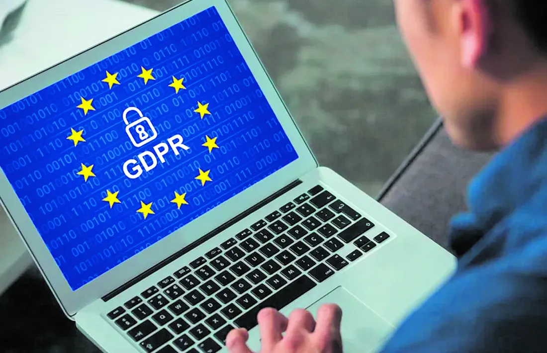 Un internauta es disposa a consultar el Reglament General de Protecció de Dades.