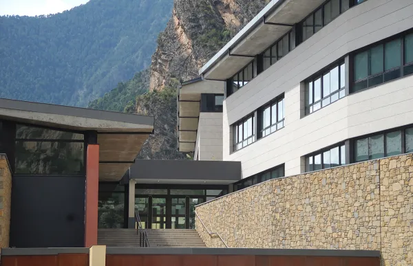 p. 10 foto escola andorrana