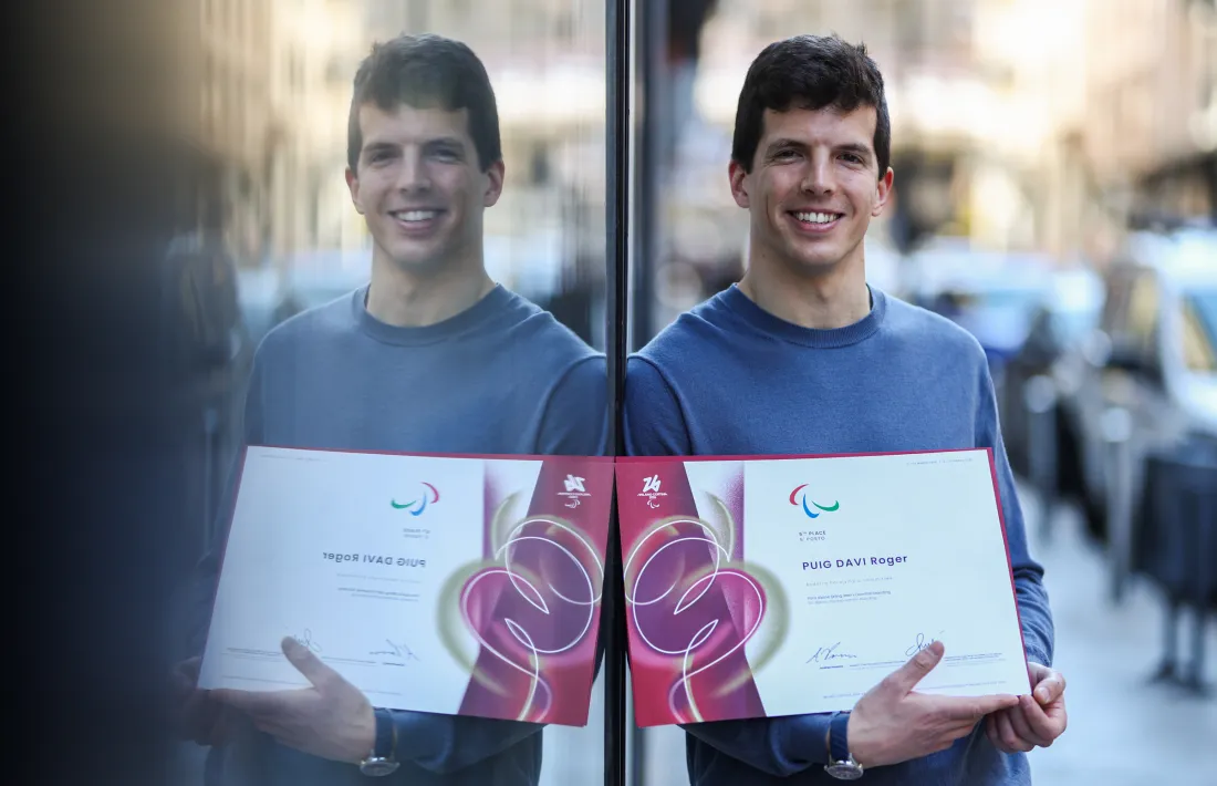 Roger Puig, amb el seu diploma olímpic.