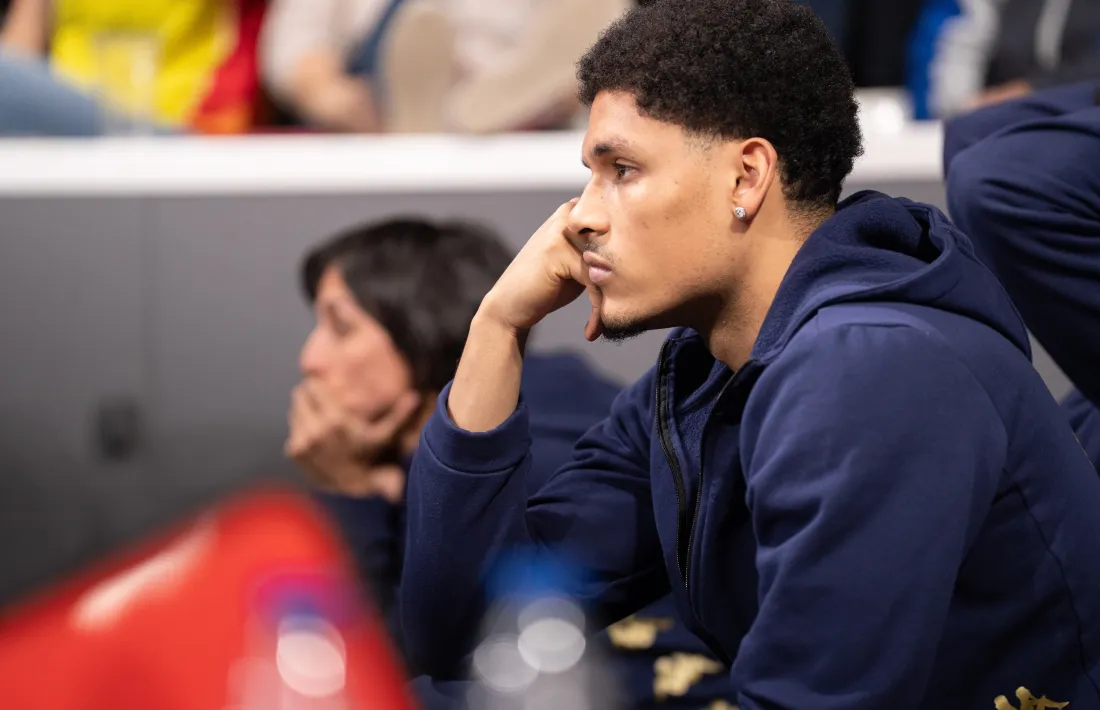 Xavier Castañeda, seguint un dels partits durant la seva lesió.