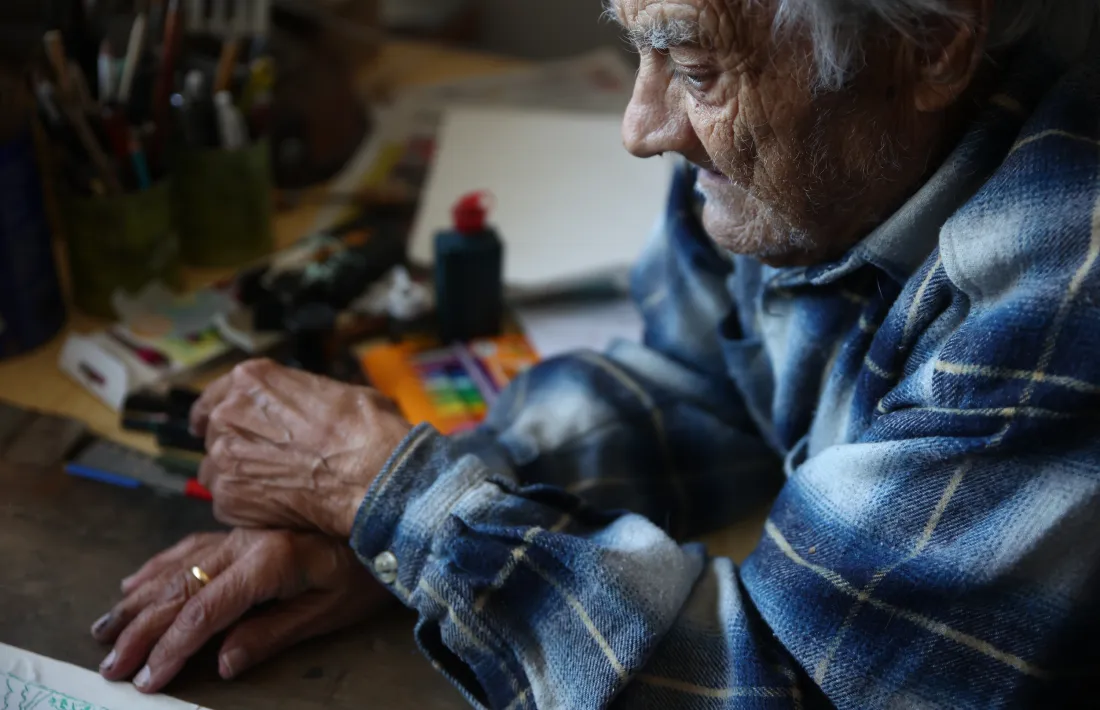 Les mans del tallista, gravador, dibuixant, exlibrista i narrador, al taller.