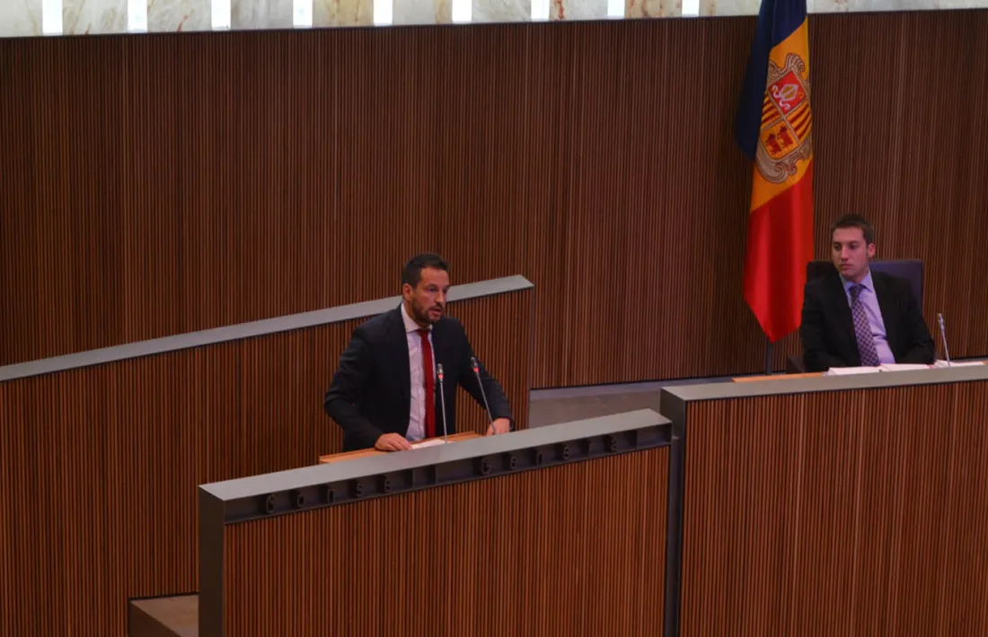   L'oposició critica les retallades i les pensions baixes i DA defensa les mesures per fer el sistema "sostenible"