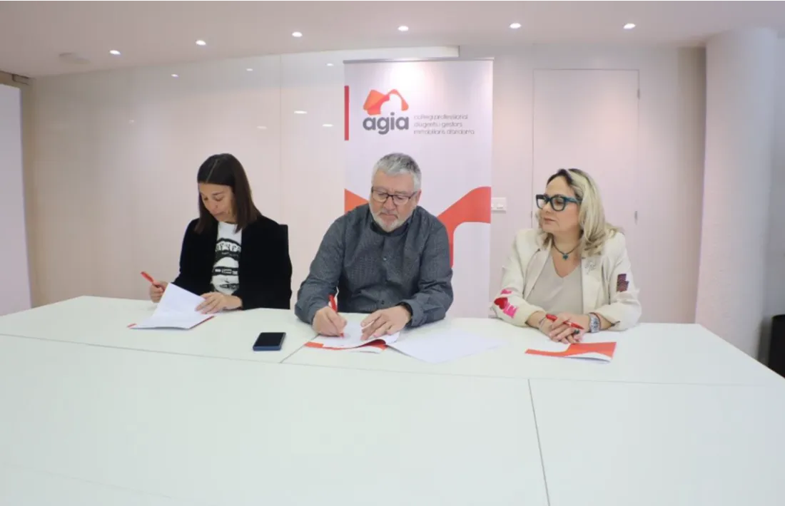 Moment de la signatura del conveni entre l'AGIA i Andtropia