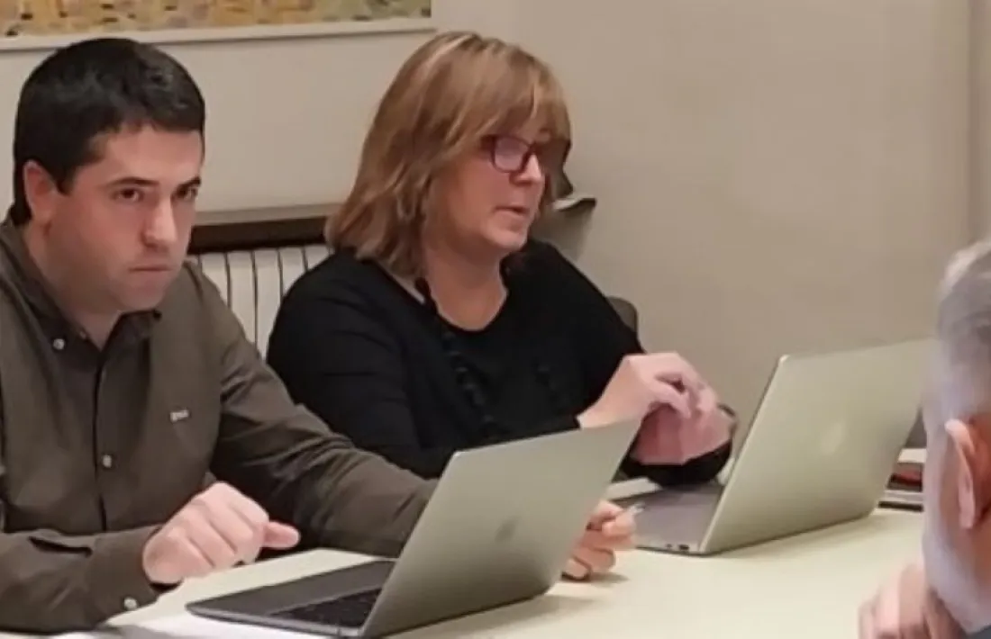 L'alcalde, Joan Barrera, durant la reunió que, amb membres del seu equip, mantenia amb Junts abans de presentar-se l'acord. 