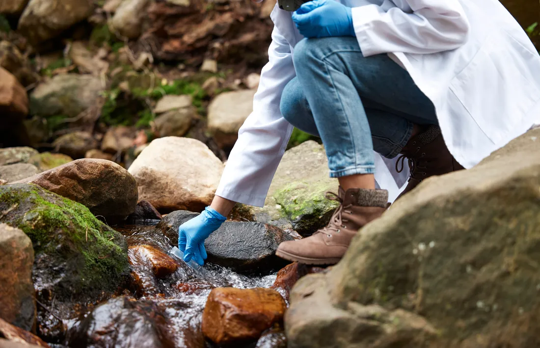Un científic recull mostres d'aigua per fer un estudi.