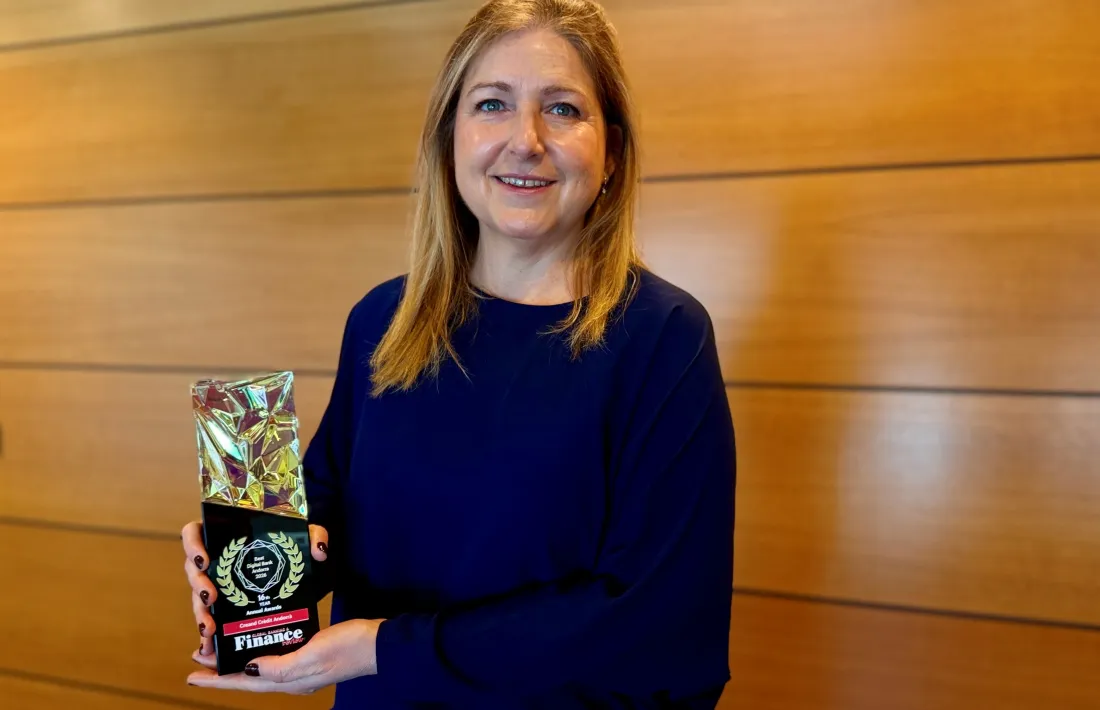 La responsable de Banca Online i Nous Canals de Creand Crèdit Andorrà, Sandra Sancho, amb el premi.