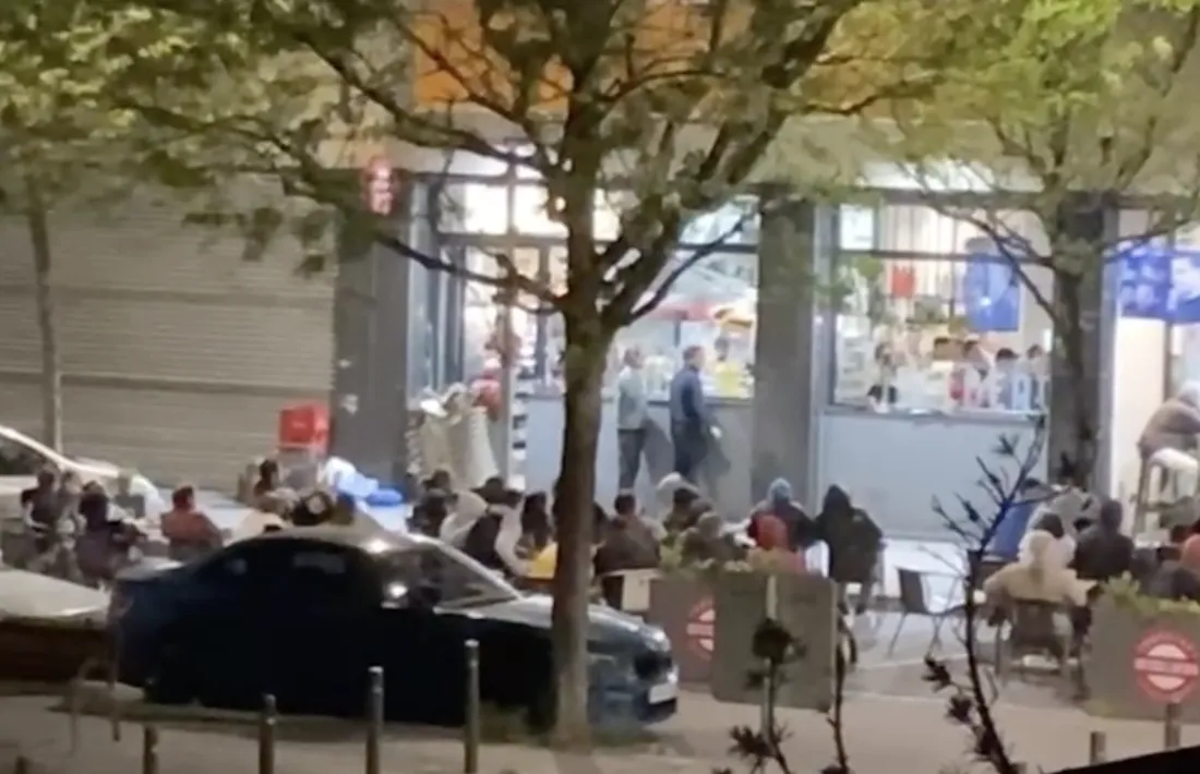  Imatge extreta d'un dels vídeos enregistrat per un veí, que recull la cridòria durant l'emissió d'un partit de futbol. 