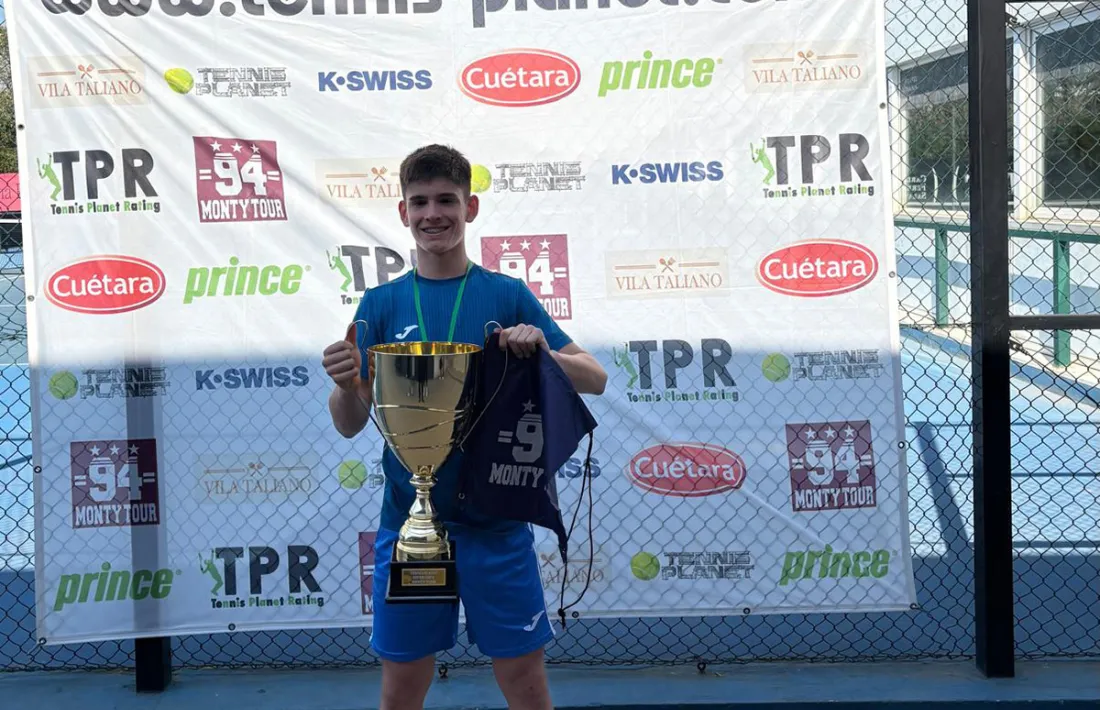 Alain Gaston, amb el títol.