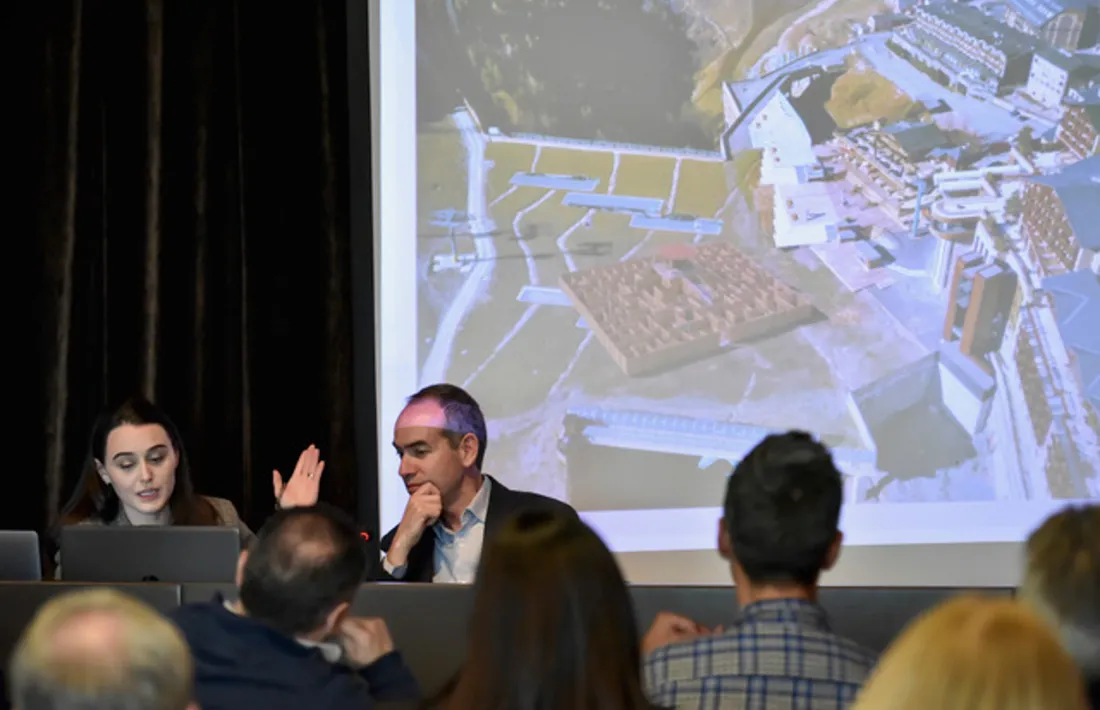 Un moment de la reunió de poble a Soldeu.