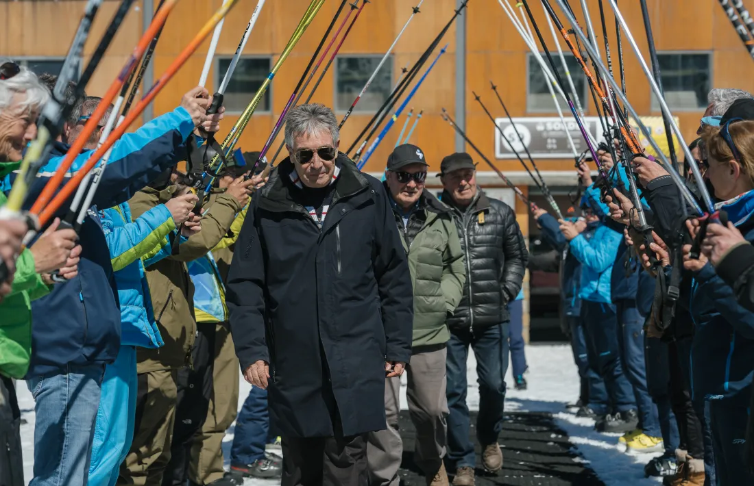 Antics i actuals monitors van fer un passadís d'honor als fundadors de l'Escola d'Esquí.