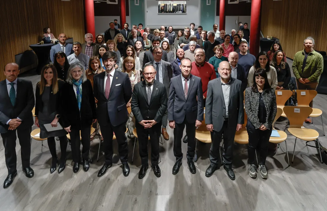 Representants polítics i de la societat civil que han assitit a la presentació de les conclusions.