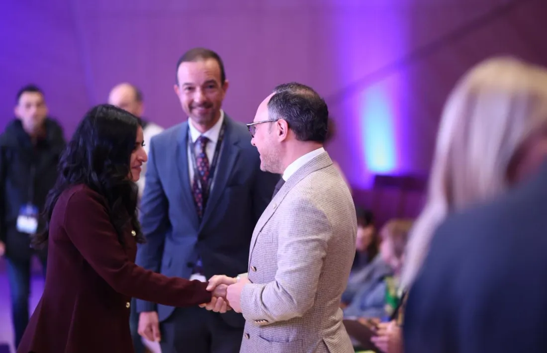 Espot i Torres saludant la secretària general d'ONU Turisme, Shaikha Al Nuwais.