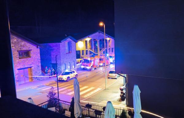 Intervenció dels bombers en l'antiga fàbrica d'Aigües d'Arinsal per un avís de fum