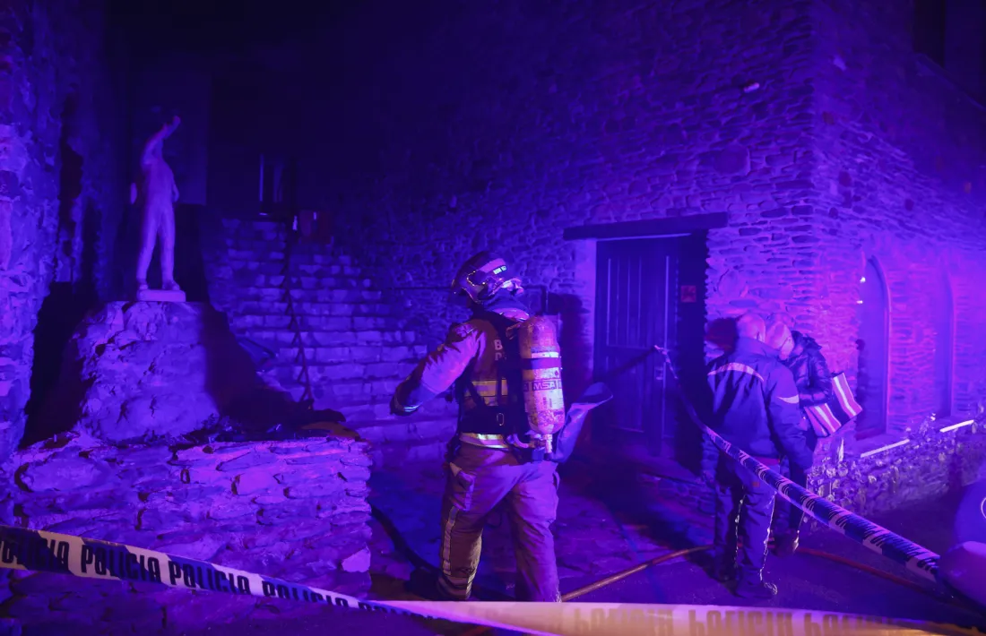 Un dels efectius dels bombers fent tasques d'extinció, aquest vespre.