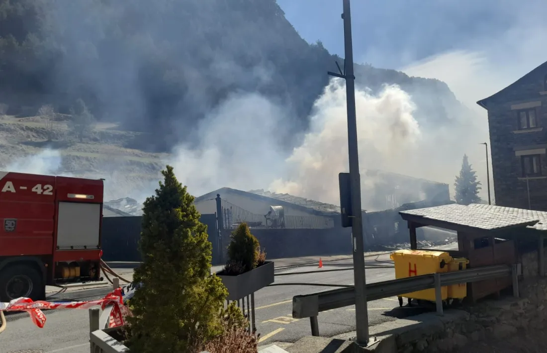 Fumareda sobre la teulada de l'antiga fàbrica d'aigües d'Arinsal
