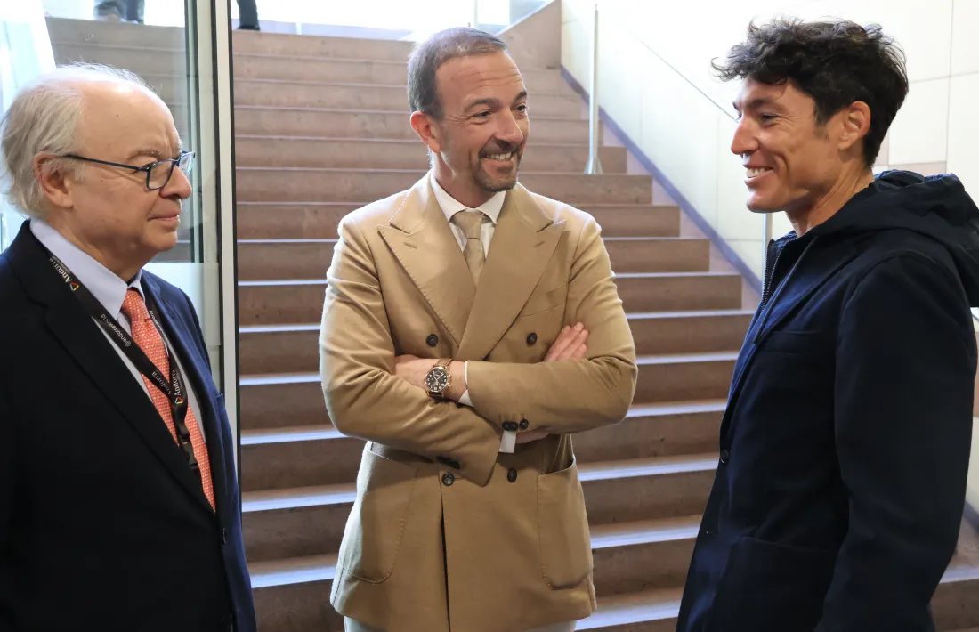 L'ambaixador espanyol, Carles Pérez-Desoy, el ministre Jordi Torres i l'expilot de MotoGP Aleix Espargaró.