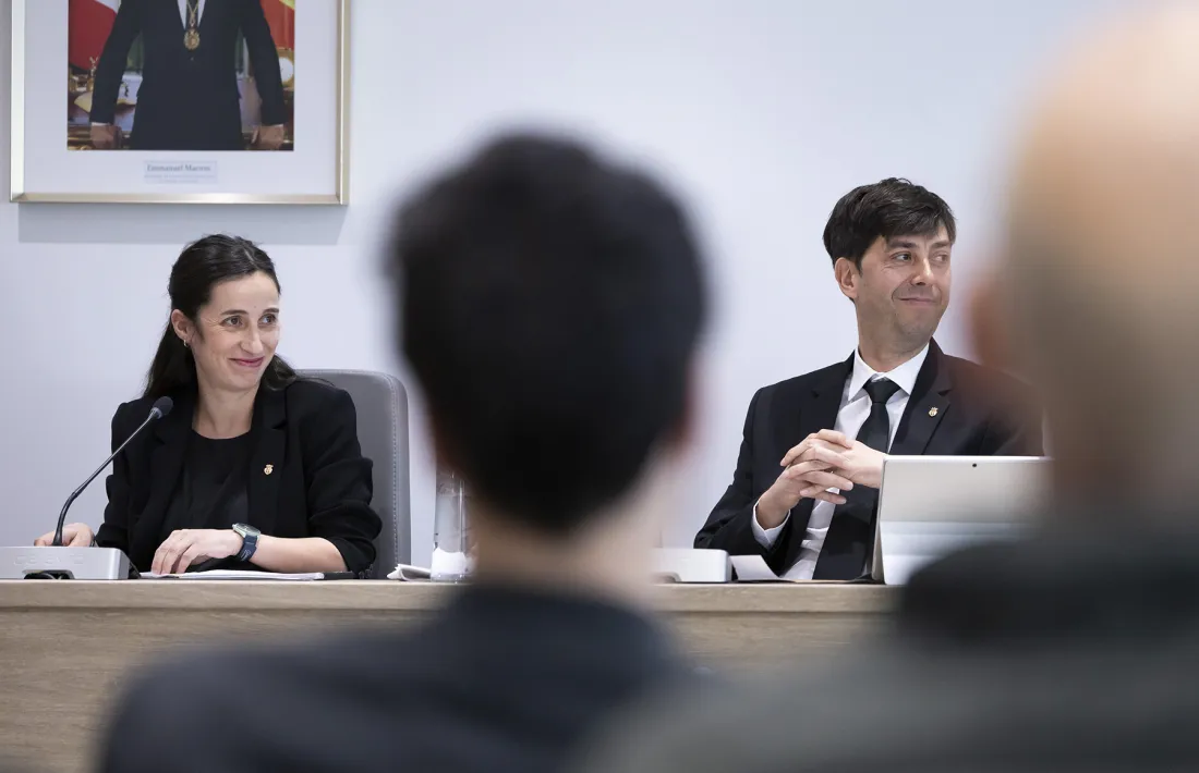 Els cònsols Olalla Losada i Sergi González durant la sessió de comú d'avui.