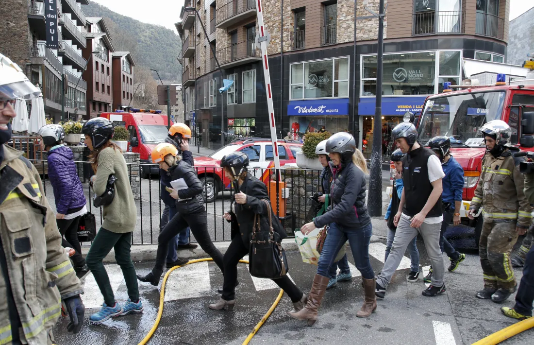 Moment en què els veïns del Tiffanny's tornaven per recollir les pertinences.