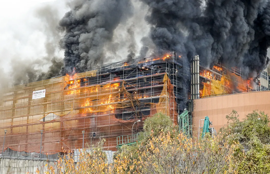 El foc es va originar a la façana dels Serradells i es va propagar molt ràpidament.