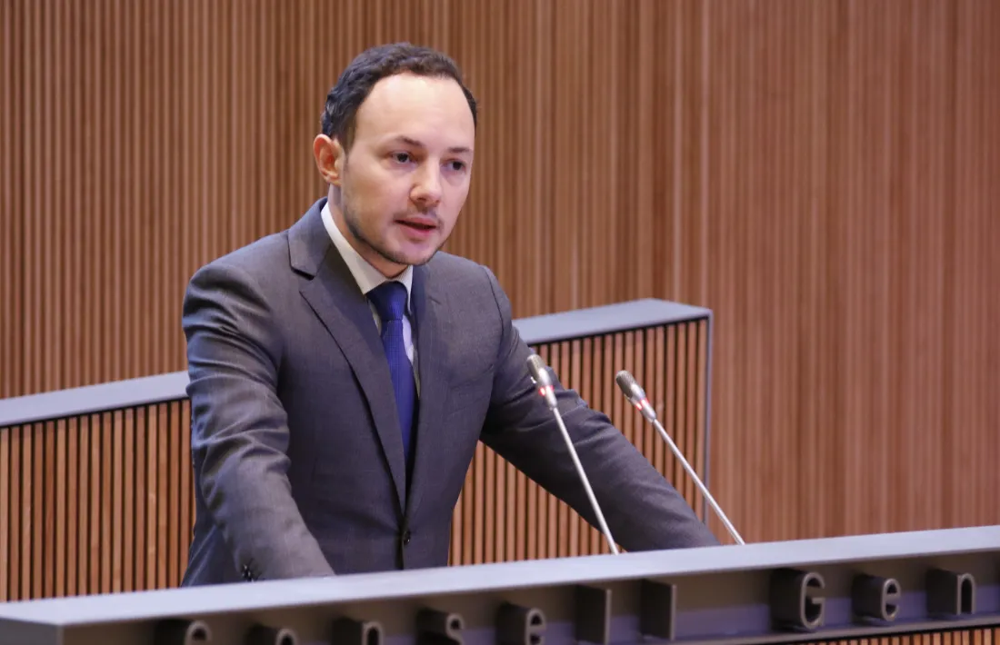Espot defensa la política social i insta els grups a aportar-hi millores