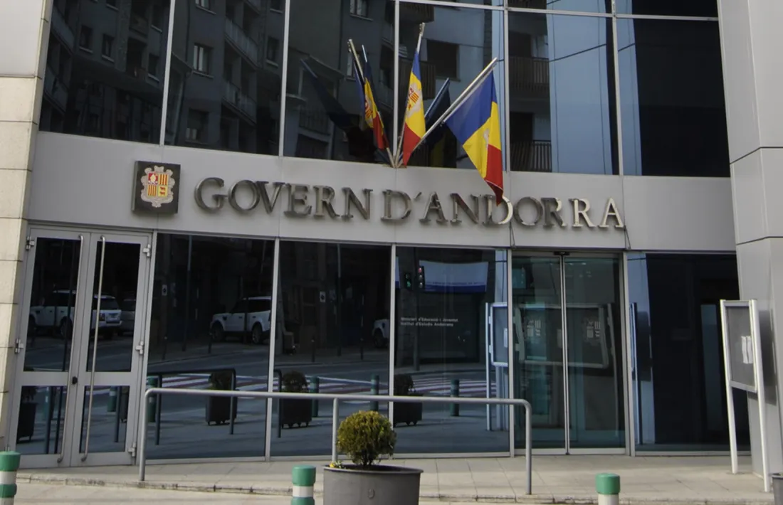 El ministeri de Relacions Institucionals, Educació i Universitats ha d'aprovar els bàtxelors i màsters.