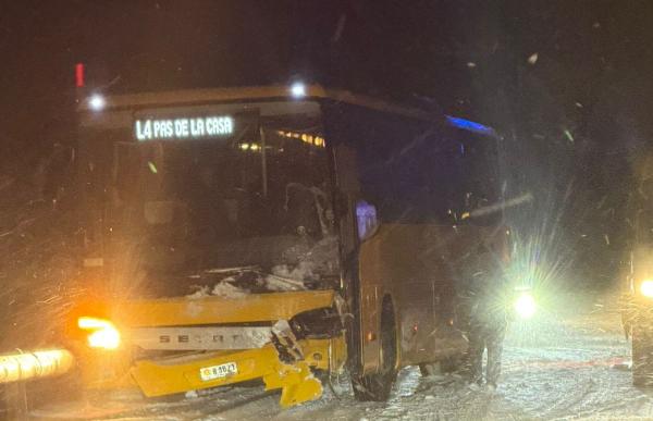 El xoc entre un turisme i un autobús de línia deixa un ferit