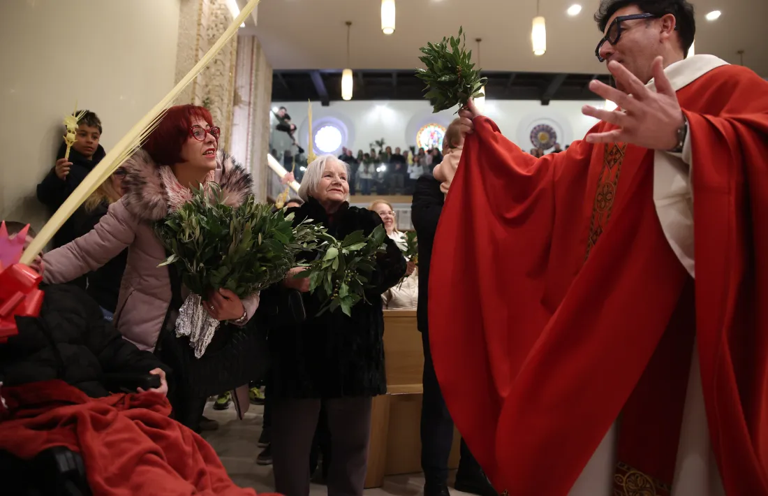 Mossèn Pepe Chisvert durant la benedicció a Sant Julià que s'ha fet a l'església.