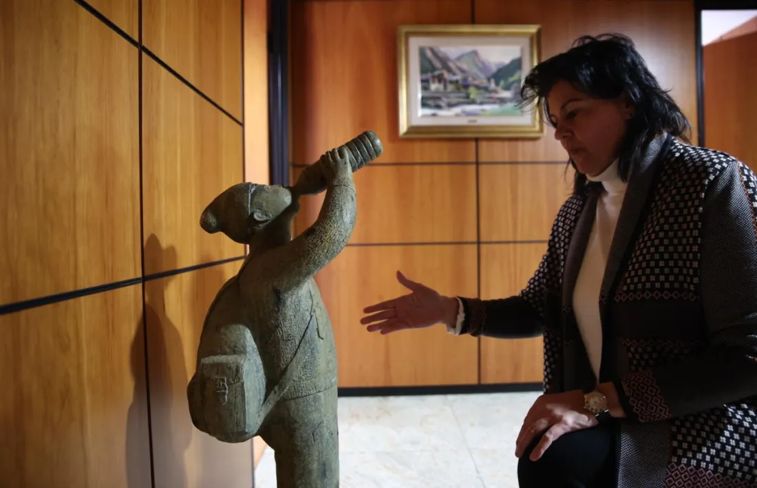 La cònsol, Eva Sansa, observa 'L'excursionista', des d'avui i temporalment a la segona planta del Comú de la Massana.