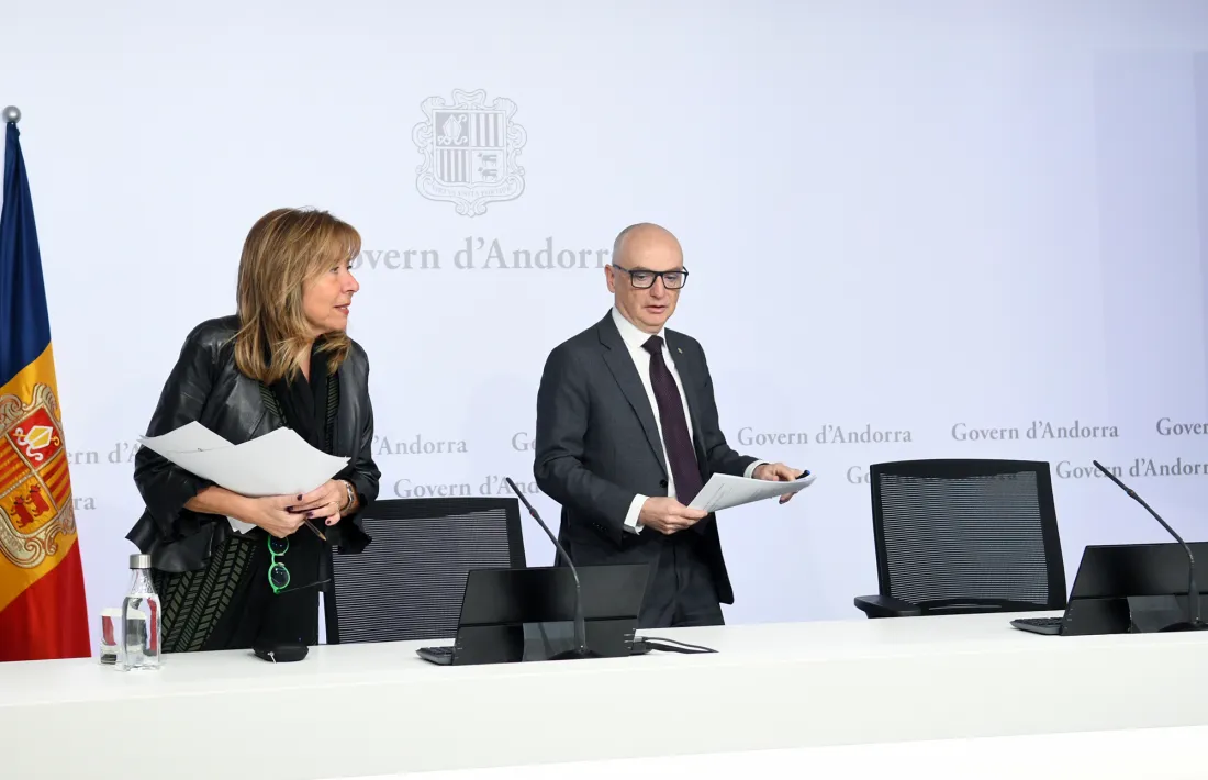 Els ministres Conxita Marsol i Ramon Lladós abans de la roda de premsa d'aquesta tarda.