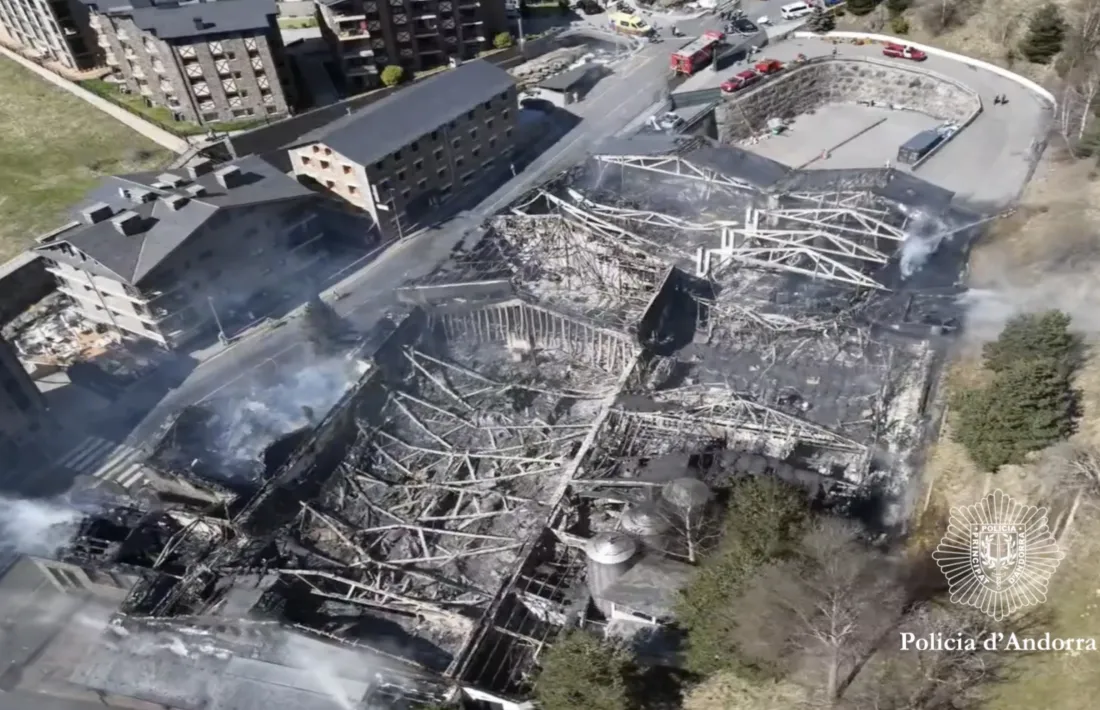 Vista aèria de com va quedar la parcel·la quan encara s'havia d'acabar d'extingir el foc. 