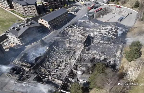 El Comú prioritza la neteja del terreny de l'edifici incendiat a Arinsal
