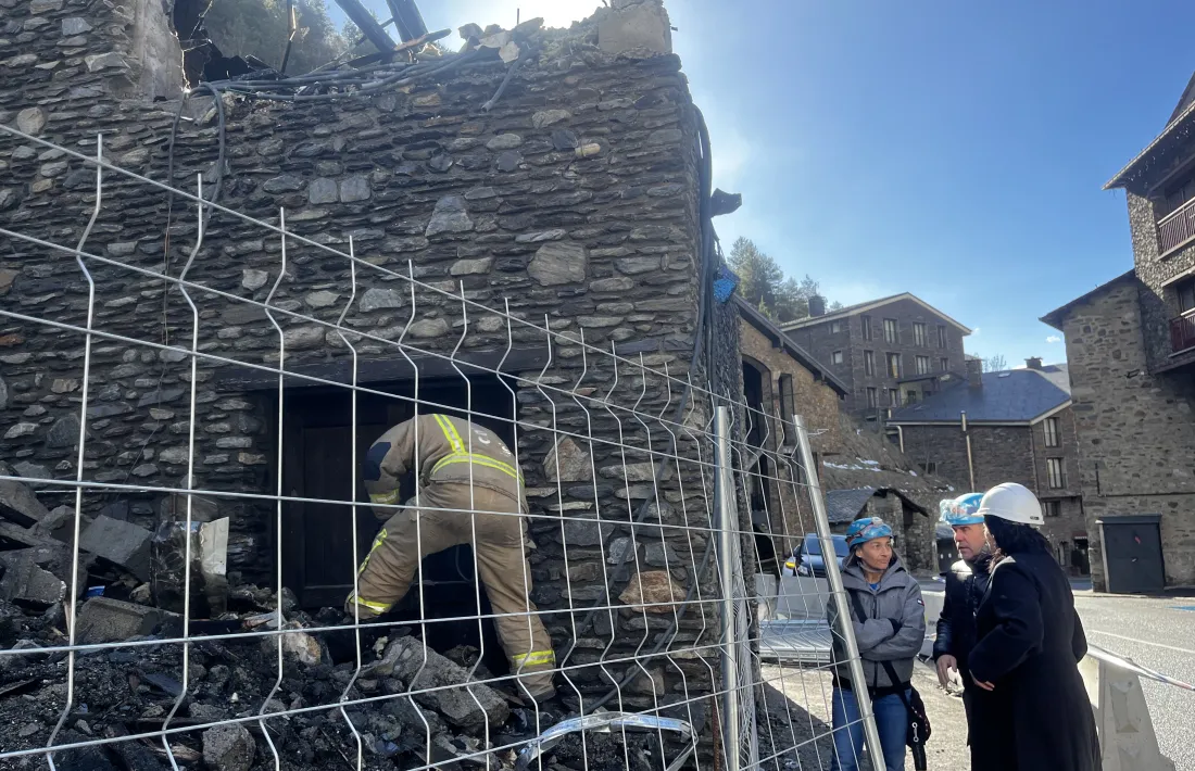 La cònsol Eva Sansa i els bombers entren a les restes de l'edific d'Aigües d'Arinsal per comprovar l'estat de conservació del mural. Ha sortit cara.