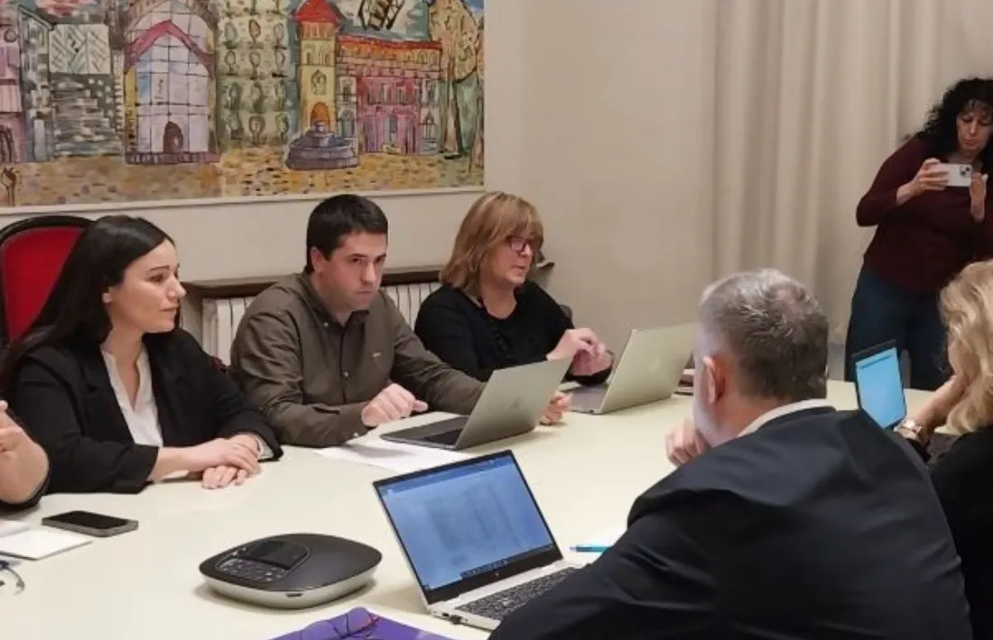 Imatge d'una reunió entre els equips encapçalats per Joan Barrera i Jordi Fàbrega (d'esquenes). 