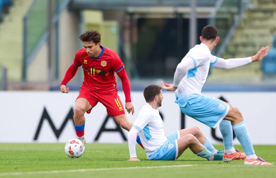 Berto busca desfer-se de l'escomesa de dos defenses sanmarinesos.