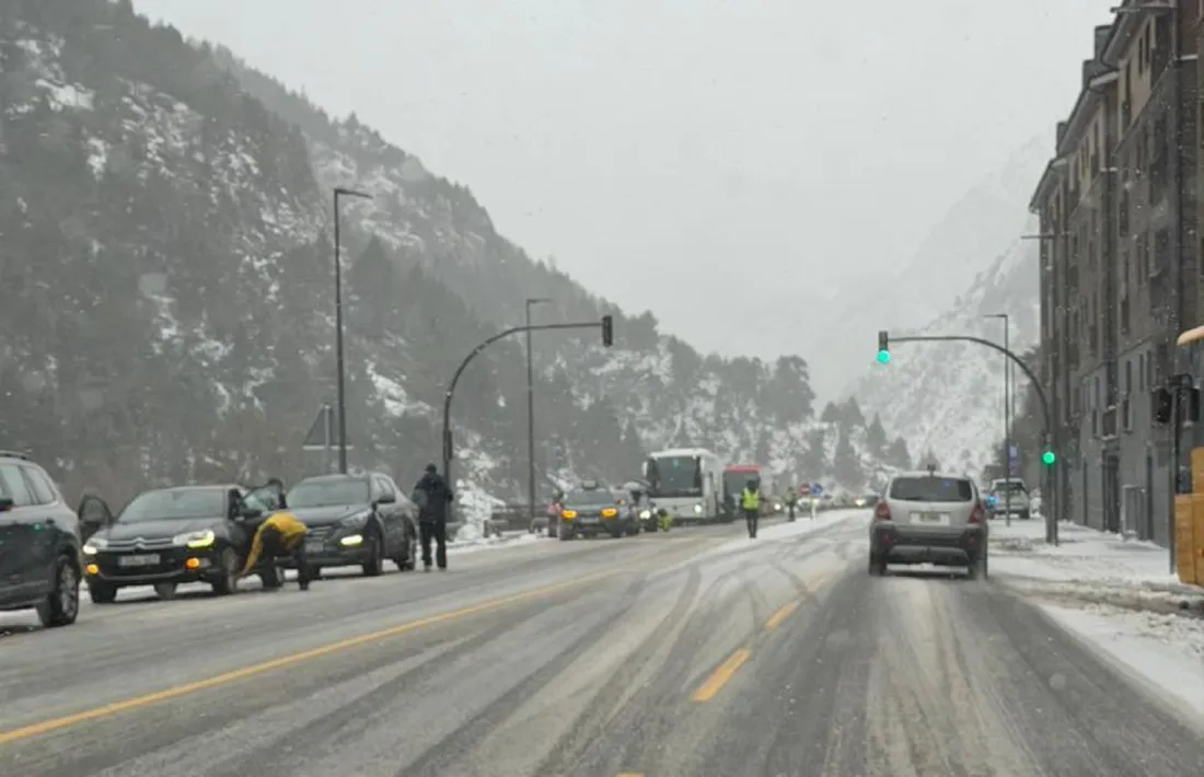 Controls d'equipaments sortint de Canillo en direcció al Tarter.