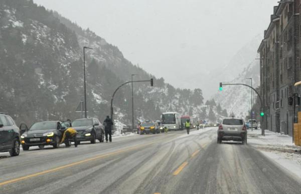 Port d'Envalira tancat i controls d'equipaments per la neu