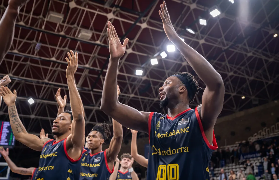 Udeze celebra amb el públic el triomf sobre el Gran Canaria.