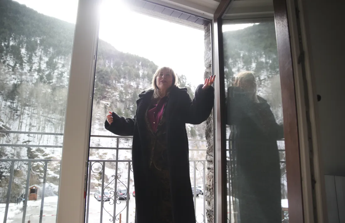 La ministra d'Habitatge, Conxita Marsol, en la visita d'un habitatge.